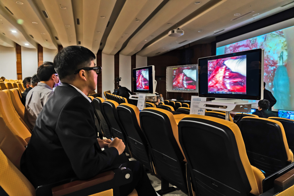 �_��֮���_�������3DӰ���Q�����������_�������g�C���ֱ۵�3DӰ�񼴕r�B���D�����ڕ��h���^Ħ���t����ֻҪ����ƫ�����R�������c�̵��t������ͬ����3D���wӰ�����R�����_�F�����s���_�������g�ČW������